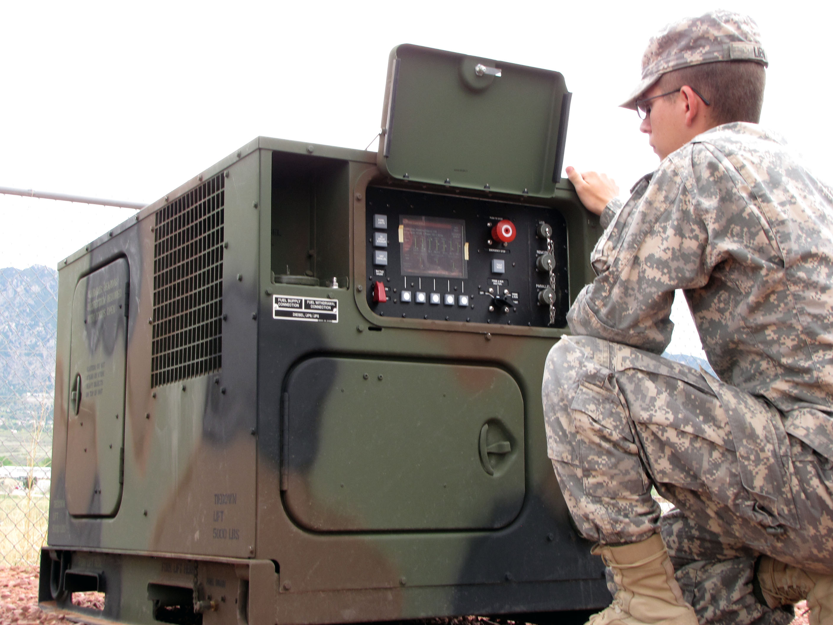 Us generator. Дизельная электростанция Военная. Дизель Генератор армия. Мобильная электростанция Военная. Дизельная электростанция в армии.