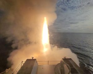 The destroyer USS John Finn (DDG-113) launches a Standard Missile-6 during U.S. Pacific Fleet’s Unmanned Systems Integrated Battle Problem (UxS IBP) 21, on April 25, aided in part by unmanned systems. (Photo: U.S. Navy by Boatswain’s Mate Seaman Clark Lappert)