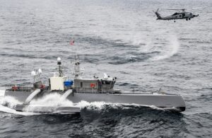 The Seahawk medium displacement unmanned surface vessel and an MH-60R Sea Hawk helicopter participate in U.S. Pacific Fleet’s Unmanned Systems Integrated Battle Problem (UxS IBP) 21 on April 21, 2021. (Phoro: U.S. Navy by Chief Mass Communication Specialist Shannon Renfroe)