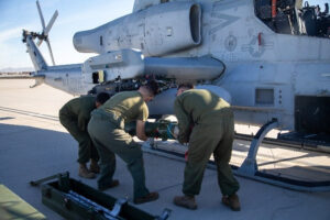 U.S. Marines with Marine Operational Test and Evaluation Squadron 1 (VMX-1) load a joint air-to-ground missile (JAGM) onto an AH-1Z Viper during an operational test at Marine Corps Air Station Yuma, Arizona, Dec. 6, 2021. Photo: U.S. Marine Corps by Cpl. Gabrielle Sanders)