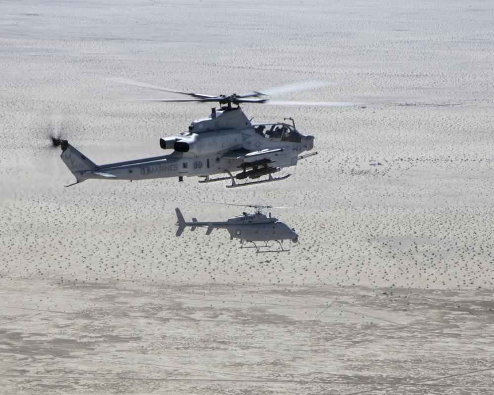 An AH-1Z Viper (top) with Marine Operational and Test Evaluation Squadron 1 (VMX-1), and an MQ-8C Fire Scout unmanned helicopter assigned to Helicopter Sea Combat Squadron 23 (HSC-23), conduct Strike Coordination and Reconnaissance Training near El Centro, Calif. on March 10, 2022. (Photo: U.S. Marine Corps by Lance Cpl. Jade Venegas)