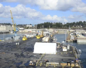 U.S. Navy Sailors and Puget Sound Naval Shipyard and Intermediate Maintenance Facility (PSNS-IMF) workers shift the aircraft carrier USS Nimitz (CVN-68) from its homeport pier in Bremerton, Wash., to a dry dock in PSNS-IMF on March 1, 2018. (Photo: U.S. Navy by Mass Communication Specialist 3rd Class Bethany Woolsey)