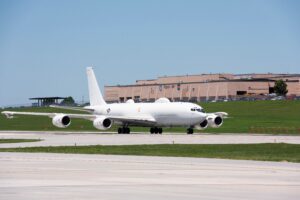 A U.S. Navy E-6B Mercury aircraft, assigned to Strategic Communications Wing 1 at Tinker Air Force Base, Oklahoma, taxis on the flightline after landing at Offutt AFB, Nebraska on July 15, 2019. (Photo: U.S. Air Force by Staff Sgt. Jacob Skovo)