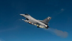 RTX_F_16_fires_an_AIM_120D_3