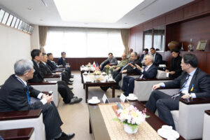 Secretary of the Navy Carlos Del Toro and U.S. Ambassador to Japan Rahm Emanuel meet with executives from Mitsubishi Heavy Industries in Tokyo, Feb. 28. (Photo: U.S. Embassy Tokyo)