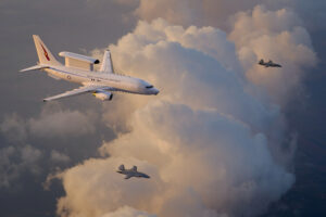 Artist’s rendition of a Royal Australian Air Force E-7A Wedgetail crewed aircraft teaming with two uncrewed MQ-28 Ghost Bat collaborative combat aircraft. (Illustration: Boeing).