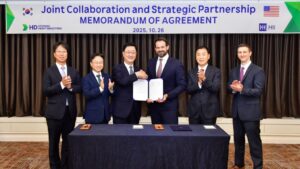 HD Hyundai and HII signed a memorandum of agreement (MOA) on cooperation for the construction of commercial and naval vessels during the APEC 2025 conference in South Korea on Oct. 26. The signing ceremony was attended by Joo Won-ho, President of HD Hyundai Heavy Industries’ Naval & Special Ship Business Unit, and Eric Chewning, Executive Vice President of Maritime Systems and Corporate Strategy at HII (third and fourth from the left in the photo). (Photo: HII)