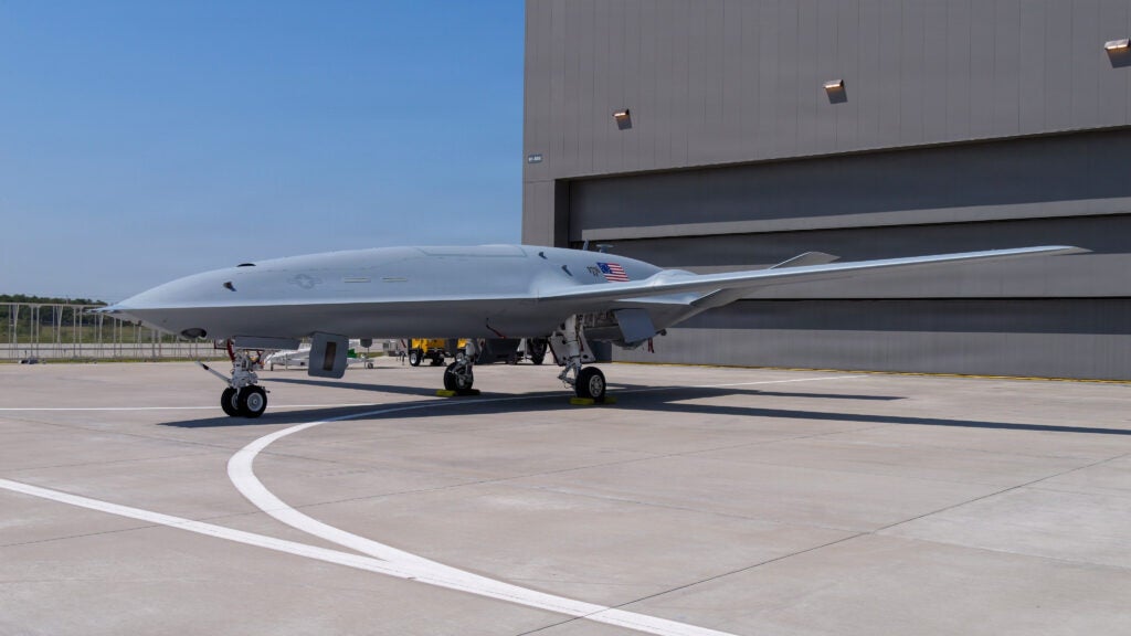 The first painted MQ‑25A Stingray sits on the ramp outside Boeing’s dedicated MQ‑25 production facility in Mascoutah, Ill. on Aug. 31, 2026, having been painted ahead of continued developmental testing. (Photo: U.S. Navy)